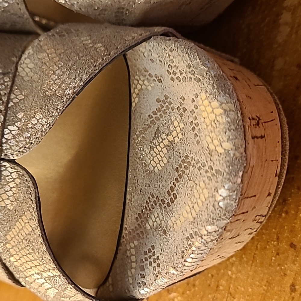 Vaneli Gold Shimmer Printed Platform Sandals Size 11 B - Picture 6 of 8